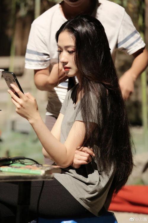 诺米走红不忘家乡小涵娱乐吃瓜,小涵娱乐吃瓜见证友谊